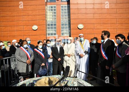 Imam von Drancy Hassen Chalghoumi und der französisch-jüdische Schriftsteller Marek Halter während eines Gebets in der Drancy-Moschee zu Ehren von Samuel Paty, dem Professor, der am 16. Oktober bei einem Terroranschlag in den Vororten von Paris getötet wurde. Drancy, Frankreich am 23. Oktober 2020. Foto von Karim Ait Adjiedjou/Avenir Pictures/ABACAPRESS.COM Stockfoto