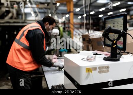 Ein Mann sammelt einen gemischten Kitt aus Zuckerrübenwurzeln und bereitet Proben für die Analyse in der ITB (Technical Institute of the Beetroot) Testanlage vor. Laon, Frankreich, 20. Oktober 2020. Foto von Daniel Derajinski/ABACAPRESS.COM Stockfoto