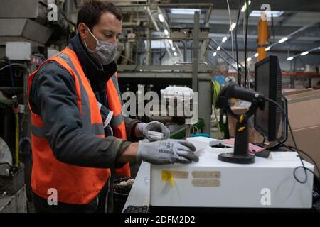 Ein Mann sammelt einen gemischten Kitt aus Zuckerrübenwurzeln und bereitet Proben für die Analyse in der ITB (Technical Institute of the Beetroot) Testanlage vor. Laon, Frankreich, 20. Oktober 2020. Foto von Daniel Derajinski/ABACAPRESS.COM Stockfoto