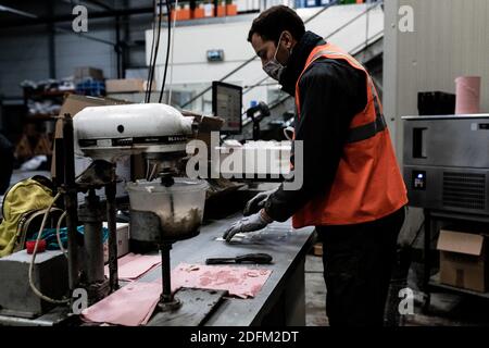 Ein Mann sammelt einen gemischten Kitt aus Zuckerrüben auf der ITB (Technical Institute of the Beetroot) Testanlage. Laon, Frankreich, 20. Oktober 2020. Foto von Daniel Derajinski/ABACAPRESS.COM Stockfoto