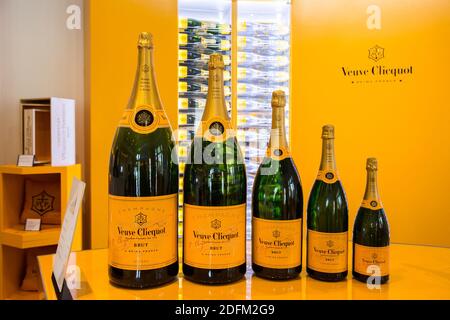 Ein Bild, das am 25. Oktober 2020 in Reims im Nordosten Frankreichs aufgenommen wurde, zeigt Flaschen Veuve Clicquot Champagner. Veuve Clicquot ist eine Niederlassung des französischen Luxusgüterunternehmens LVMH (Louis Vuitton Moet Hennessy). Foto von Nasser Bzerzane/ABACAPRESS.COM Stockfoto