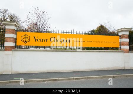 Ein Bild, das am 25. Oktober 2020 in Reims im Nordosten Frankreichs aufgenommen wurde, zeigt das Logo und die Fassade des Veuve Clicquot-Champagners an den Toren der Keller. Veuve Clicquot ist eine Niederlassung des französischen Luxusgüterunternehmens LVMH (Louis Vuitton Moet Hennessy). Foto von Nasser Bzerzane/ABACAPRESS.COM Stockfoto