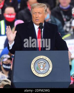 KEIN FILM, KEIN VIDEO, KEIN Fernsehen, KEINE DOKUMENTATION - Präsident Donald Trump kehrt am Montag, den 26. Oktober 2020, zu einer Wahlkampfveranstaltung bei HoverTech International in Hanover Township, Northampton County, PA, USA, ins Lehigh Valley zurück. Foto von Rick Kintzel/The Allentown Morning Call/TNS/ABACAPRESS.COM Stockfoto