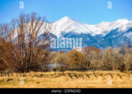 Blick auf Mt. Shavano 14.235-Fuß; Sawatch Range; Rocky Mountains; aus dem Arkansas River Valley; Salida; Colorado; USA Stockfoto