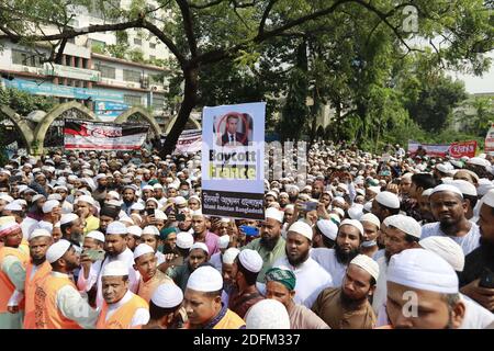 Führer und Aktivisten der islamistischen Partei Islami Andolan Bangladesh veranstalteten eine Demonstration, die zum Boykott französischer Produkte aufrief und den französischen Präsidenten Emmanuel Macron für seine Kommentare über Karikaturen des Propheten Mohammed verurteilte, in Dhaka, Bangladesch, 27. Oktober 2020. Die Demonstration, angeführt von Islami Andolan Ameer Mufti Syed Rezaul Karim, begann von der nationalen Moschee Baitul Mokarram marschierte in Richtung der Botschaft von Frankreich in Gulshan. Foto von Suvra Kanti das/ABACAPRESS.COM Stockfoto