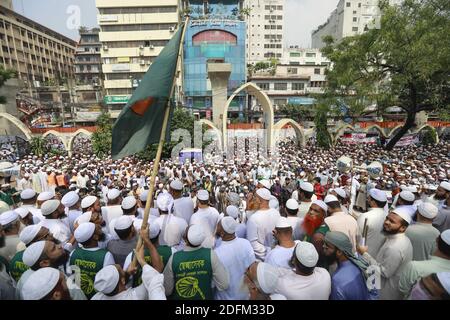 Führer und Aktivisten der islamistischen Partei Islami Andolan Bangladesh veranstalteten eine Demonstration, die zum Boykott französischer Produkte aufrief und den französischen Präsidenten Emmanuel Macron für seine Kommentare über Karikaturen des Propheten Mohammed verurteilte, in Dhaka, Bangladesch, 27. Oktober 2020. Die Demonstration, angeführt von Islami Andolan Ameer Mufti Syed Rezaul Karim, begann von der nationalen Moschee Baitul Mokarram marschierte in Richtung der Botschaft von Frankreich in Gulshan. Foto von Suvra Kanti das/ABACAPRESS.COM Stockfoto