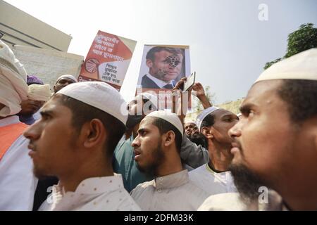 Führer und Aktivisten der islamistischen Partei Islami Andolan Bangladesh veranstalteten eine Demonstration, die zum Boykott französischer Produkte aufrief und den französischen Präsidenten Emmanuel Macron für seine Kommentare über Karikaturen des Propheten Mohammed verurteilte, in Dhaka, Bangladesch, 27. Oktober 2020. Die Demonstration, angeführt von Islami Andolan Ameer Mufti Syed Rezaul Karim, begann von der nationalen Moschee Baitul Mokarram marschierte in Richtung der Botschaft von Frankreich in Gulshan. Foto von Suvra Kanti das/ABACAPRESS.COM Stockfoto