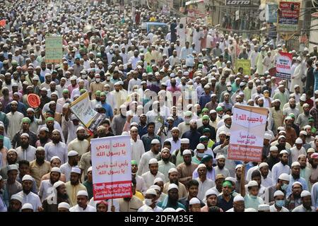 Führer und Aktivisten der islamistischen Partei Islami Andolan Bangladesh veranstalteten eine Demonstration, die zum Boykott französischer Produkte aufrief und den französischen Präsidenten Emmanuel Macron für seine Kommentare über Karikaturen des Propheten Mohammed verurteilte, in Dhaka, Bangladesch, 27. Oktober 2020. Die Demonstration, angeführt von Islami Andolan Ameer Mufti Syed Rezaul Karim, begann von der nationalen Moschee Baitul Mokarram marschierte in Richtung der Botschaft von Frankreich in Gulshan. Foto von Suvra Kanti das/ABACAPRESS.COM Stockfoto