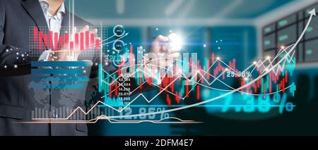 Geschäftsmann mit Tablet und Analyse Verkauf Daten Grafik Wachstum. Digitales Online-Marketing. Globale Netzwerkverbindung. Stockfoto