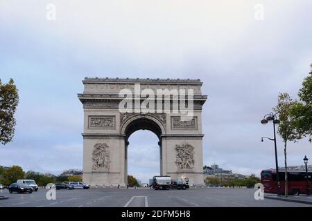 Ein Blick auf eine verlassene Champs Elysee Avenue, die zum Triumphbogen am frühen Morgen des 30. Oktober 2020 in Paris führt, als Frankreich seine zweite landesweite Sperre eintrat. Seit Mitternacht waren die 65 Millionen Einwohner Frankreichs weitgehend auf ihre Häuser beschränkt und mussten schriftliche Erklärungen abgeben, um sie zu verlassen. Dies war die jüngste drastische Maßnahme zur Eindämmung einer Krankheit, die weltweit mehr als 44.5 Millionen Menschen infiziert und fast 1.2 Millionen Menschen getötet hat. Foto von JMP/ABACAPRESS.COM Stockfoto