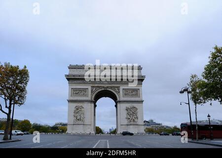 Ein Blick auf eine verlassene Champs Elysee Avenue, die zum Triumphbogen am frühen Morgen des 30. Oktober 2020 in Paris führt, als Frankreich seine zweite landesweite Sperre eintrat. Seit Mitternacht waren die 65 Millionen Einwohner Frankreichs weitgehend auf ihre Häuser beschränkt und mussten schriftliche Erklärungen abgeben, um sie zu verlassen. Dies war die jüngste drastische Maßnahme zur Eindämmung einer Krankheit, die weltweit mehr als 44.5 Millionen Menschen infiziert und fast 1.2 Millionen Menschen getötet hat. Foto von JMP/ABACAPRESS.COM Stockfoto