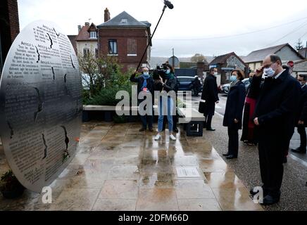 Der französische Premierminister Jean Castex und Verteidigungsminister Florence Parly zollen am Étienne. Oktober 2020 im Rahmen des Besuchs zur Unterstützung der katholischen Gemeinschaft Frankreichs am Denkmal von Pater Jacques Hamel neben der Kirche Saint-31 du Rouvray im Nordwesten Frankreichs Respekt. Zwei Tage nachdem ein Messer-Angreifer drei Menschen in der Basilika Notre-Dame de Nice getötet hatte. - Jacques Hamel, ein 85-jähriger Priester, wurde am 26. Juli 2016 von zwei Teenagern vor den Gläubigen in einer Kirche von Saint-Etienne-du-Rouvray getötet. Die 19-Jährigen wurden von der Polizei getötet und ihre Tat vom IS gro behauptet Stockfoto