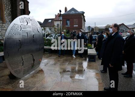 Der französische Premierminister Jean Castex und Verteidigungsminister Florence Parly zollen am Étienne. Oktober 2020 im Rahmen des Besuchs zur Unterstützung der katholischen Gemeinschaft Frankreichs am Denkmal von Pater Jacques Hamel neben der Kirche Saint-31 du Rouvray im Nordwesten Frankreichs Respekt. Zwei Tage nachdem ein Messer-Angreifer drei Menschen in der Basilika Notre-Dame de Nice getötet hatte. - Jacques Hamel, ein 85-jähriger Priester, wurde am 26. Juli 2016 von zwei Teenagern vor den Gläubigen in einer Kirche von Saint-Etienne-du-Rouvray getötet. Die 19-Jährigen wurden von der Polizei getötet und ihre Tat vom IS gro behauptet Stockfoto