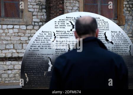 Der französische Premierminister Jean Castex zollt am 31. Oktober 2020 im Rahmen des Besuchs zur Unterstützung der katholischen Gemeinschaft Frankreichs am Denkmal von Pater Jacques Hamel neben der Kirche Saint-Étienne du Rouvray, Nordwest-Frankreich, seinen Respekt. Zwei Tage nachdem ein Messer-Angreifer drei Menschen in der Basilika Notre-Dame de Nice getötet hatte. - Jacques Hamel, ein 85-jähriger Priester, wurde am 26. Juli 2016 von zwei Teenagern vor den Gläubigen in einer Kirche von Saint-Etienne-du-Rouvray getötet. Die 19-Jährigen wurden von der Polizei getötet und ihr Handeln von der IS-Gruppe behauptet, der sie Treue geschworen hatten Stockfoto