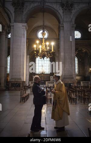 Feier des Allerheiligen-Tages in der Kirche Saint Sulpice in Paris, Frankreich am 1. november 2020. Die zweite Gefangenschaft, die am 28. Oktober in Kraft trat, um die zweite Welle der Covid-19-Epidemie einzudämmen. Diese Gesundheitskrise wurde durch die terroristische Bedrohung 4 Tage nach dem Anschlag auf die Basilika Notre-Dame in Nizza, die das Leben von drei Menschen kostete, noch verschärft. Foto von Eliot Blondt/ABACAPRESS.COM Stockfoto