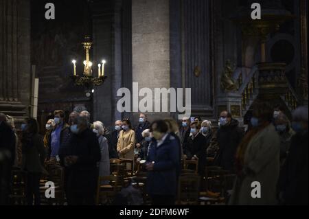 Feier des Allerheiligen-Tages in der Kirche Saint Sulpice in Paris, Frankreich am 1. november 2020. Die zweite Gefangenschaft, die am 28. Oktober in Kraft trat, um die zweite Welle der Covid-19-Epidemie einzudämmen. Diese Gesundheitskrise wurde durch die terroristische Bedrohung 4 Tage nach dem Anschlag auf die Basilika Notre-Dame in Nizza, die das Leben von drei Menschen kostete, noch verschärft. Foto von Eliot Blondt/ABACAPRESS.COM Stockfoto