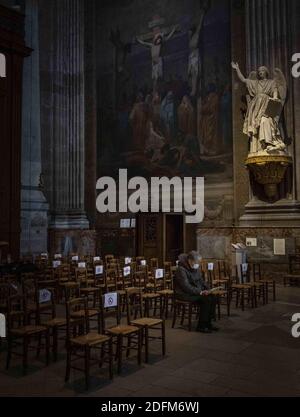 Feier des Allerheiligen-Tages in der Kirche Saint Sulpice in Paris, Frankreich am 1. november 2020. Die zweite Gefangenschaft, die am 28. Oktober in Kraft trat, um die zweite Welle der Covid-19-Epidemie einzudämmen. Diese Gesundheitskrise wurde durch die terroristische Bedrohung 4 Tage nach dem Anschlag auf die Basilika Notre-Dame in Nizza, die das Leben von drei Menschen kostete, noch verschärft. Foto von Eliot Blondt/ABACAPRESS.COM Stockfoto