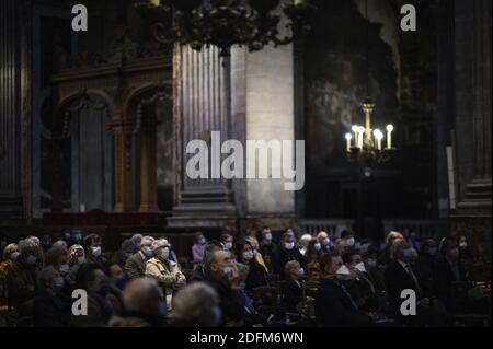 Feier des Allerheiligen-Tages in der Kirche Saint Sulpice in Paris, Frankreich am 1. november 2020. Die zweite Gefangenschaft, die am 28. Oktober in Kraft trat, um die zweite Welle der Covid-19-Epidemie einzudämmen. Diese Gesundheitskrise wurde durch die terroristische Bedrohung 4 Tage nach dem Anschlag auf die Basilika Notre-Dame in Nizza, die das Leben von drei Menschen kostete, noch verschärft. Foto von Eliot Blondt/ABACAPRESS.COM Stockfoto