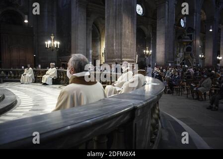 Feier des Allerheiligen-Tages in der Kirche Saint Sulpice in Paris, Frankreich am 1. november 2020. Die zweite Gefangenschaft, die am 28. Oktober in Kraft trat, um die zweite Welle der Covid-19-Epidemie einzudämmen. Diese Gesundheitskrise wurde durch die terroristische Bedrohung 4 Tage nach dem Anschlag auf die Basilika Notre-Dame in Nizza, die das Leben von drei Menschen kostete, noch verschärft. Foto von Eliot Blondt/ABACAPRESS.COM Stockfoto