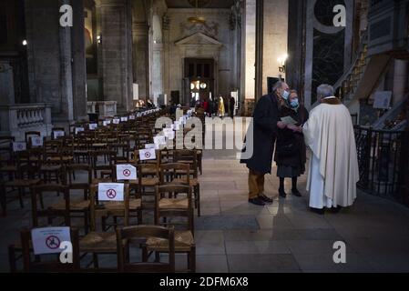 Feier des Allerheiligen-Tages in der Kirche Saint Sulpice in Paris, Frankreich am 1. november 2020. Die zweite Gefangenschaft, die am 28. Oktober in Kraft trat, um die zweite Welle der Covid-19-Epidemie einzudämmen. Diese Gesundheitskrise wurde durch die terroristische Bedrohung 4 Tage nach dem Anschlag auf die Basilika Notre-Dame in Nizza, die das Leben von drei Menschen kostete, noch verschärft. Foto von Eliot Blondt/ABACAPRESS.COM Stockfoto