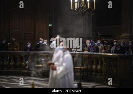 Feier des Allerheiligen-Tages in der Kirche Saint Sulpice in Paris, Frankreich am 1. november 2020. Die zweite Gefangenschaft, die am 28. Oktober in Kraft trat, um die zweite Welle der Covid-19-Epidemie einzudämmen. Diese Gesundheitskrise wurde durch die terroristische Bedrohung 4 Tage nach dem Anschlag auf die Basilika Notre-Dame in Nizza, die das Leben von drei Menschen kostete, noch verschärft. Foto von Eliot Blondt/ABACAPRESS.COM Stockfoto