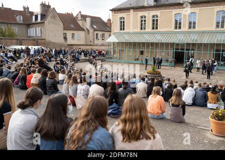 Hommage an den Lehrer Samuel Paty am Gymnasium Theodore de Banville - Moulins, Frankreich, november 2,2020 - in Anwesenheit von Laurent Wauquiez, Präsident der französischen Verwaltungsregion Auvergne-Rhone-Alpes und dem Präfekten von Allier Marie Françoise Lecaillon. Foto von Fanny Reynaud ABACAPRESS.COM Stockfoto