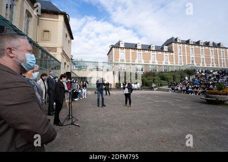 Hommage an den Lehrer Samuel Paty am Gymnasium Theodore de Banville - Moulins, Frankreich, november 2,2020 - in Anwesenheit von Laurent Wauquiez, Präsident der französischen Verwaltungsregion Auvergne-Rhone-Alpes und dem Präfekten von Allier Marie Françoise Lecaillon. Foto von Fanny Reynaud ABACAPRESS.COM Stockfoto