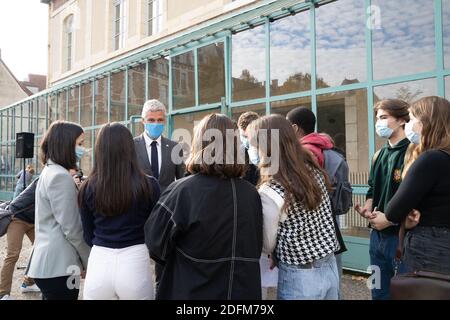 Hommage an den Lehrer Samuel Paty am Gymnasium Theodore de Banville - Moulins, Frankreich, november 2,2020 - in Anwesenheit von Laurent Wauquiez, Präsident der französischen Verwaltungsregion Auvergne-Rhone-Alpes und dem Präfekten von Allier Marie Françoise Lecaillon. Foto von Fanny Reynaud ABACAPRESS.COM Stockfoto