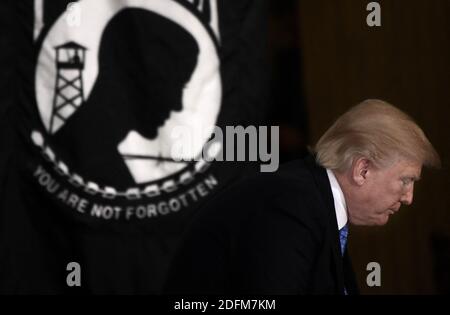 Datei Foto - US-Präsident Donald Trump nimmt an einer Kongress-Goldmedaillenzeremonie zu Ehren des ehemaligen Senators Bob Dole in der Rotunde des US-Kapitols am 17. Januar 2018 in Washington, DC, USA Teil. Donald Trump hat privat vertraut, dass er befürchtet, dass er bei einem Verlust der Präsidentschaftswahl mit mehreren Strafverfolgungen konfrontiert wird. Der Präsident der Vereinigten Staaten hat den Leuten gesagt, dass er erwartet, dass die Chancen der Anklage gegen ihn dramatisch steigen, wenn er Joe Biden am 3. November verliert. Laut der New York Times ist Trump besorgt über eine laufende Untersuchung seiner Finanzen durch den Manhattan District Stockfoto