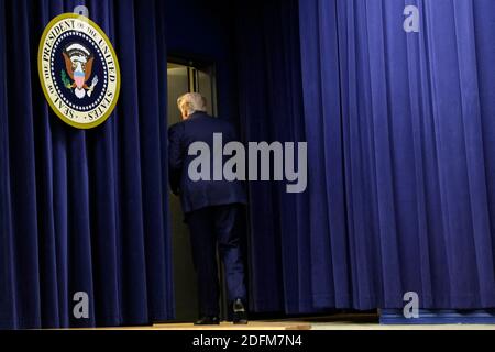 Datei Foto - US-Präsident Donald Trump verlässt das Gebäude, nachdem er am 19. Dezember 2019 auf dem Gipfel über psychische Gesundheit im Eisenhower Executive Office Building in Washington eine Rede gegeben hat. Donald Trump hat privat vertraut, dass er befürchtet, dass er bei einem Verlust der Präsidentschaftswahl mit mehreren Strafverfolgungen konfrontiert wird. Der Präsident der Vereinigten Staaten hat den Leuten gesagt, dass er erwartet, dass die Chancen der Anklage gegen ihn dramatisch steigen, wenn er Joe Biden am 3. November verliert. Laut der New York Times ist Trump besorgt über eine laufende Untersuchung seiner Finanzen durch Manhattan District Attor Stockfoto