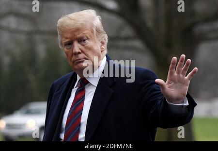 Datei Foto - Präsident Donald Trump Wellen, während er auf dem South Lawn in Richtung des Weißen Hauses geht, nachdem er am Samstag, 19. Januar 2019 in Marine One in Washington, D.C., USA, angekommen ist. Donald Trump hat privat vertraut, dass er befürchtet, dass er bei einem Verlust der Präsidentschaftswahl mit mehreren Strafverfolgungen konfrontiert wird. Der Präsident der Vereinigten Staaten hat den Leuten gesagt, dass er erwartet, dass die Chancen der Anklage gegen ihn dramatisch steigen, wenn er Joe Biden am 3. November verliert. Laut der New York Times ist Trump besorgt über eine laufende Untersuchung seiner Finanzen durch Manhattan District Attorney Cyr Stockfoto