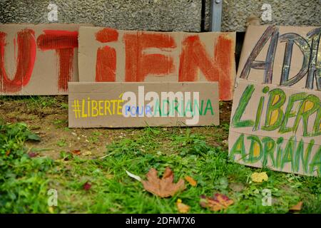 Unterstützungsaktion "Freiheit für Adriana" vor dem Gerichtsgebäude von Creteil zugunsten von Adriana Sampaio, verurteilt wegen Tötung ihres Ehegatten zur Verteidigung ihrer Tochter, in Creteil, in der Nähe von Paris, Frankreich, am 03. November 2020. Foto von Karim Ait Adjedjou/Avenir Pictures/ABACAPRESS.COM Stockfoto