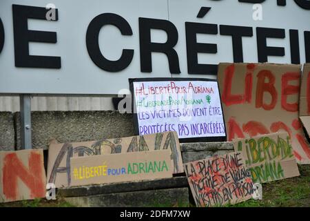 Unterstützungsaktion "Freiheit für Adriana" vor dem Gerichtsgebäude von Creteil zugunsten von Adriana Sampaio, verurteilt wegen Tötung ihres Ehegatten zur Verteidigung ihrer Tochter, in Creteil, in der Nähe von Paris, Frankreich, am 03. November 2020. Foto von Karim Ait Adjedjou/Avenir Pictures/ABACAPRESS.COM Stockfoto