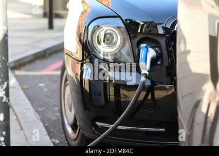 London UK 7. November 2020 Electric Black Cab Taxi Recharding An einer Ladestation Nahaufnahme Stockfoto