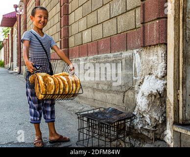 Frisches Vollbrot Tadschikisch Non (Naan). Handwerkliche Brot Bäckerei in der Stadt Osch, Kirgisistan Stockfoto