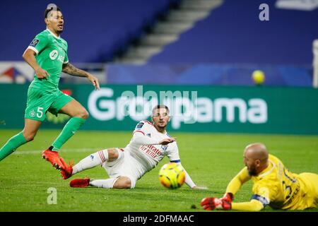 Fußball - Ligue 1 - Lyon vs. AS Saint Etienne - Groupama Stadium, Lyon, Frankreich - 08. November 2020 Olympique Lyonnais' Houssem Aouar in Aktion mit Timothee Kolodziejczak von Saint-Etienne und Torhüterin Jessy Moulin. Foto von Emmanuel Foudrot/ABACAPRESS.COM Stockfoto