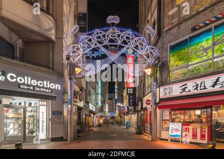 ikebukuro, japan - dezember 31 2019: Nachtansicht des beleuchteten Eingangstors der Sunshine Central Street, die den östlichen Ausgang von Ikebukuro verbindet Stockfoto