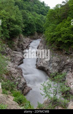 White River in der Granitschlucht, Republik Adygea, Verschmutzung, Landwirtschaft, Folgen des Erdrutsches, Schlammlawinen Stockfoto