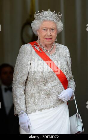 Königin Elisabeth II. Wird ihre 70 Jahre Herrschaft im Jahr 2022 feiern - Akte -Königin Elisabeth II. Nimmt am Staatsbankett Teil, das zu Ehren der Königin Elisabeth II. Vom französischen Präsidenten Francois Hollande im Elysee-Palast gegeben wurde, Im Rahmen der offiziellen Feierlichkeiten zum 70. Jahrestag des D-Tages am 6. Juni 2014 in Paris, Frankreich. Foto von Christian Liewig/ABACAPRESS.COM Stockfoto
