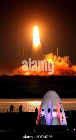 KEIN FILM, KEIN VIDEO, KEIN TV, KEINE DOKUMENTATION, mit einem Nachbau der Raumsonde SpaceX Crew Dragon im Vordergrund im Kennedy Space Center, Florida, eine United Launch Alliance Atlas 5 Rakete hebt am Freitag, 13. November 2020, in der nahe gelegenen Cape Canaveral Air Force Station, FL, USA, ab. Die Rakete trägt eine klassifizierte Nutzlast für das US National Reconnaissance Office. Foto von Joe Burbank/Orlando Sentinel/TNS/ABACAPRESS.COM Stockfoto