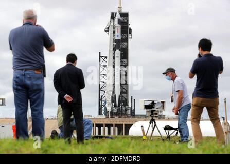 KEIN FILM, KEIN VIDEO, KEIN TV, KEINE DOKUMENTATION, News Fotografen richten Fernkameras vor der SpaceX Falcon 9 Rakete ein, die das Raumschiff Crew Dragon beim Startrampenkomplex 39-A im Kennedy Space Center, Florida, am Freitag, den 13. November 2020 trägt. Eine Besatzung von vier Astronauten soll am Samstagabend vom KSC abheben. Foto von Joe Burbank/Orlando Sentinel/TNS/ABACAPRESS.COM Stockfoto