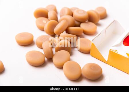 Pack mit braunen Süßigkeiten auf weißem Tisch. Stockfoto