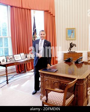 File photo - US-Präsident Barack Obama unterzeichnet am 20. April 2012 im Oval Office des Weißen Hauses in Washington, DC, USA, eine Proklamation, Bundesländer im ehemaligen Fort Ord als nationales Monument gemäß dem Antiquities Act zu bezeichnen. Fort Ord ist ein ehemaliger Militärstützpunkt an der zentralen Küste Kaliforniens und ein Weltklasse-Ziel für Wanderer, Mountainbiker und Outdoor-Enthusiasten. Die kommenden Memoiren des ehemaligen Präsidenten Barack Obama „A Promised Land“ werden am 17. November in Hardcover-, Digital- und Hörbuch-Formaten veröffentlicht. Foto von Olivier Douliery/ABACAPRESS.COM Stockfoto