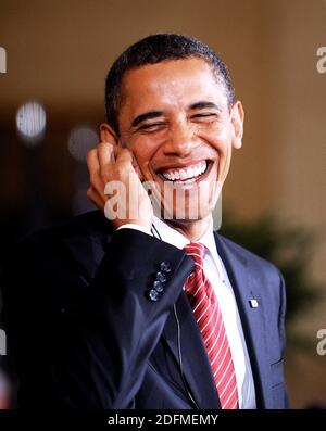 Datei Foto - US-Präsident Barack Obama lacht während einer gemeinsamen Pressekonferenz mit Angela Merkel im East Room des Weißen Hauses in Washington, DC, 26. Juni 2009. Die kommenden Memoiren des ehemaligen Präsidenten Barack Obama „A Promised Land“ werden am 17. November in Hardcover-, Digital- und Hörbuch-Formaten veröffentlicht. Foto von Olivier Douliery/ABACAPRESS.COM(Pictured:Barack Obama) Stockfoto