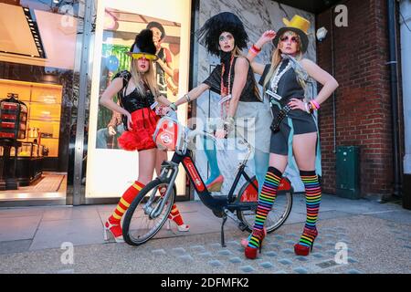 London, Großbritannien. Dezember 2020, 05. Pierre Garroudi Fashion Street Show. Models nimmt an einer Flash Mob Modenschau in Knightsbridge Teil. Quelle: Waldemar Sikora Stockfoto