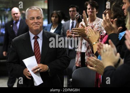 Datei Foto vom 26. September 2012 von Wake School Superintendent Tony Tata geht in den Vorstandsraum, um eine Ankündigung zu machen, nachdem er von seiner Position gefeuert wurde. Trump-Loyalist und ehemaliger Fox News-Kommentator Tata wurde in die Top-Politik des Pentagons verschoben, sagten Verteidigungsbeamte am Dienstag, 10. November 2020, nur wenige Monate, nachdem er es versäumt hatte, durch die Bestätigung des Senats wegen beleidigender Bemerkungen, die er gemacht hat, einschließlich über den Islam, zu erhalten. Foto von Takaaki Iwabu/Raleigh News & Observer/TNS/ABACAPRESS.COM Stockfoto