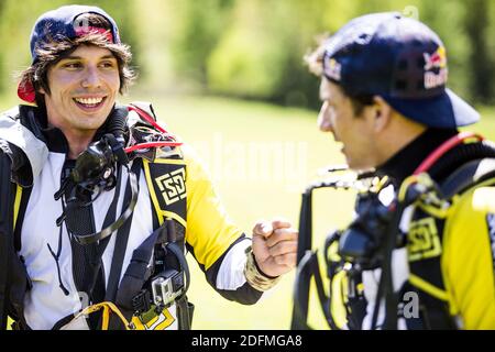 Handout-Datei Foto vom 31. Mai 2014 von Soul Flyers Fred Fugen und Vincent Reffet diskutieren ihren Sprung nach der Realisierung der Ultimate Skydiving Combo, Fallschirmspringen aus 33 000 Fuß (10 km) über dem Mont Blanc, Frankreich. Der französische Stuntman Vincent Reffet, berühmt für seine Flugleistungen mit Jetpacks und Kohlefaser-Flügelpacks, wurde bei einem Trainingsunfall in Dubai getötet. Reffet war Teil der Firma Jetman Dubai. Die 36-Jährige ging viral für Flüge über die Golfstadt Waterfront und die Alpen. In einer Erklärung hieß es, Reffet sei "während des Trainings in Dubai" gestorben, gebe aber keine weiteren Details. Eine Untersuchung Stockfoto