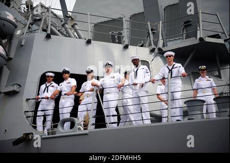 Handout-Datei Foto vom 20. Oktober 2014 von Seeleuten an Bord des Lenkraketen-Zerstörers USS Michael Murphy (DDG 112) stehen zur Seite, als das Schiff Joint Base Pearl Harbor-Hickam verlässt. Es gab einen großen Coronavirus-Ausbruch an Bord der USS Michael Murphy, der sich auf fast ein Viertel der 300 starken Besatzung des Schiffes ausgebreitet hat, laut zwei US-Navy-Beamten. Das Schiff befindet sich im Hafen von Hawaii, daher gab es aufgrund des Ausbruchs nur begrenzte Auswirkungen auf den Betrieb. Ein Beamter sagte, dass die Mehrheit der Seeleute, die sich mit dem Virus angesteckt haben, keine Symptome erlebt und viele werden erwartet, zu th zurückzukehren Stockfoto