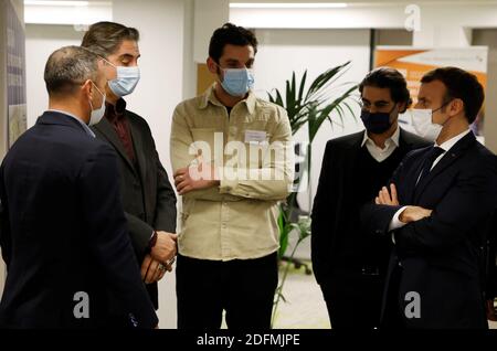 Der französische Präsident Emmanuel Macron (R) spricht mit dem ehemaligen französischen Fußballspieler Youri Djorkaeff (L) und dem französisch-armenischen Schauspieler Simon Abkarian über den Besuch des Phoneton 2020, einer jährlichen Spendenaktion, die vom französischen Mitgliedsfonds des Hayastan All-Armenian Fund (Fonds Armenien de France) für die Entwicklung Armeniens und Artsakhs organisiert wird. Am 21. November 2020 in Paris. Foto von Ludovic MARIN / Pool/ABACAPRESS.COM Stockfoto