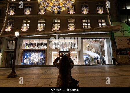 Die Dior Boutique vermüllte sich auf der Champs-Elysees Avenue, nachdem die Weihnachtsbeleuchtung in Paris, Frankreich, am 22. November 2020 eingeschaltet wurde. Die Beleuchtungszeremonie fand am Sonntag statt, aber aufgrund von Sperrmaßnahmen gegen die COVID-19-Pandemie war kein Publikum vor Ort zugelassen. Foto von Florent Bardos/ABACAPRESS.COM Stockfoto